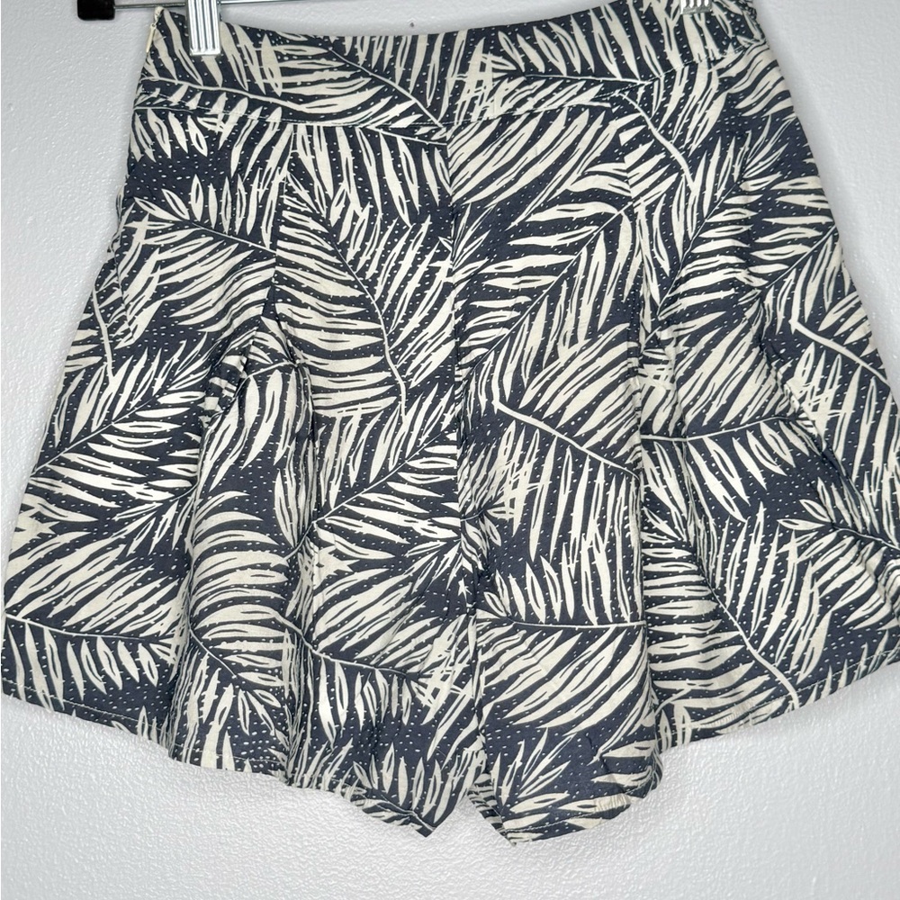 L'ATISTE Navy Blue and White Leaf Pattern Shorts